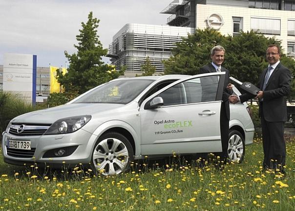 Symbolische Schlüsselübergabe (von links): Guido Krings, Director Operations Fleetmanagement bei SEN, und Michael Klaus, Exekutiv Direktor Marketing, Vertrieb und Aftersales bei Opel. Foto: Auto-Reporter/Opel